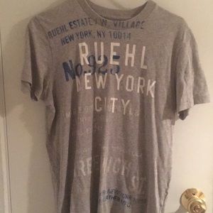 Size small men’s Ruehl tee.